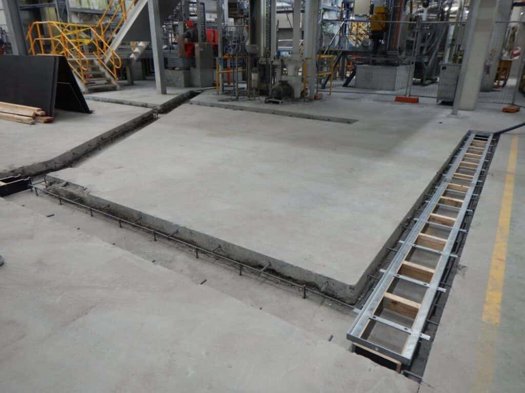 Concrete floor and drainage edges